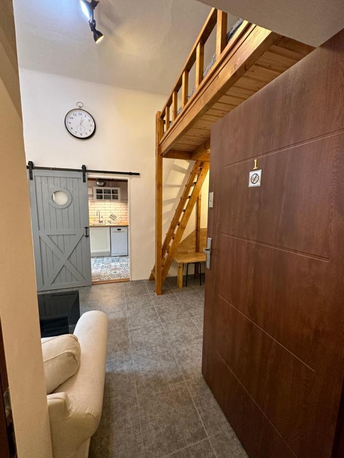 Cozy New Loft Apartment براغ المظهر الخارجي الصورة
